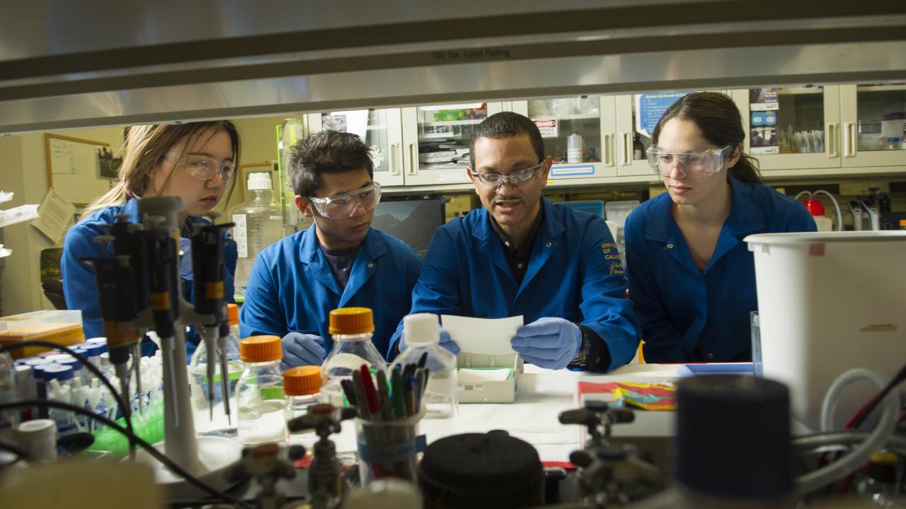 Aldrin Gomes and students in lab